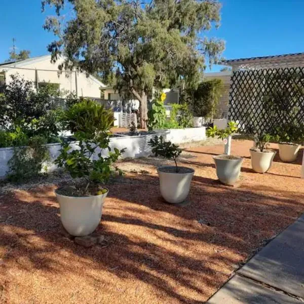 Lavender Cottage - At home in Lightning Ridge，位于莱特宁岭的酒店