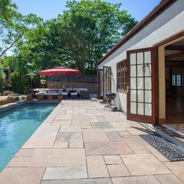 La Villa Olli -Natural pool & Jacuzzi，位于布里斯托的酒店