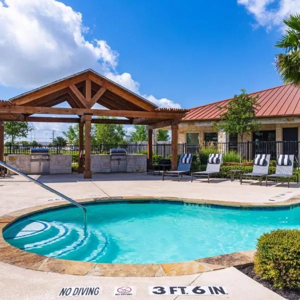 Bright and Spacious Apartments with Gym and Pool Access at Century Stone Hill North in Pflugerville, Austin，位于Hutto的酒店