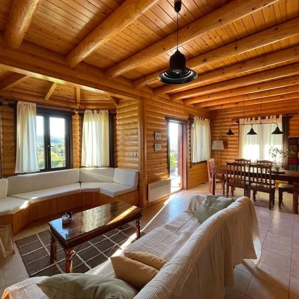 Chalet Klimatia - Όμορφη ξύλινη μεζονέτα με τζάκι，位于Koúrenta的酒店