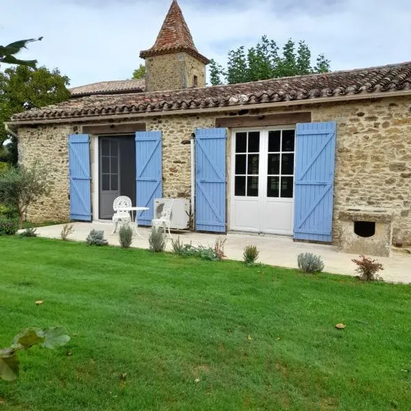 La petite maison bleue avec piscine，位于Sauveterre-la-Lémance的酒店