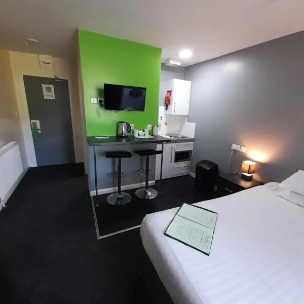 Lymedale Suites Studios & Aparthotel in NEWCASTLE UNDER LYME & STOKE，位于Kidsgrove的酒店