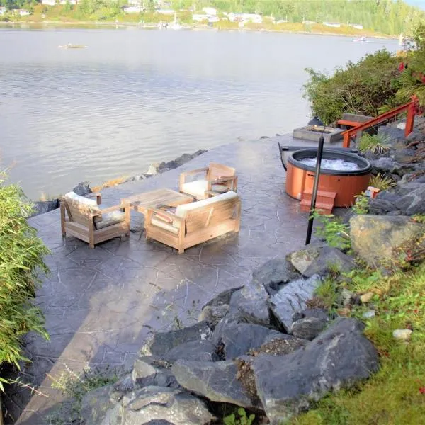 Salt Loft - Oceanfront, Hot Tub And Firepit!，位于尤克卢利特的酒店