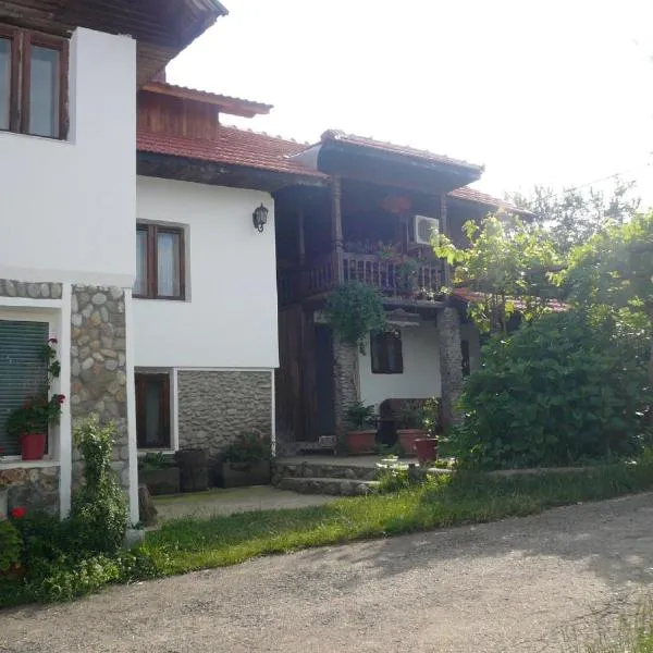Agro-pensiunea "Plaiul Castanilor"，位于Comăneşti的酒店