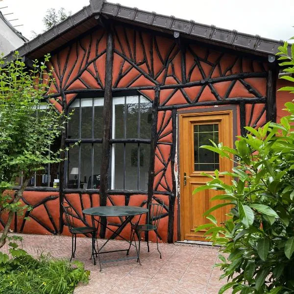 Charming independent guest house - Grand studio avec terrasse et jardin，位于圣莫代福塞的酒店