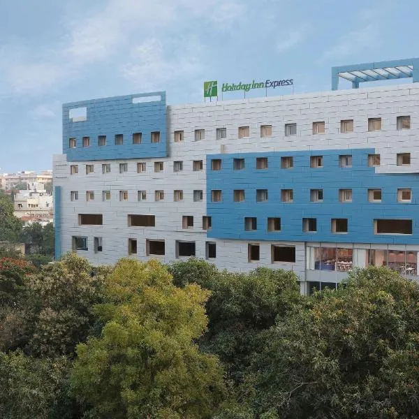 Holiday Inn Express Hyderabad Banjara Hills, an IHG Hotel，位于库卡特帕尔莱的酒店