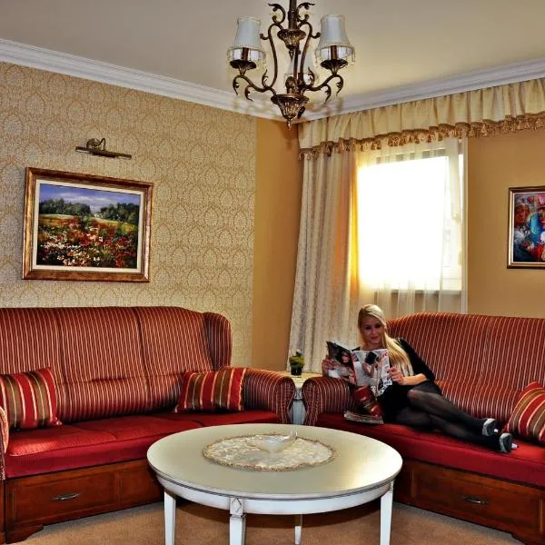 Hotel Villa Classica，位于Nagytevel的酒店