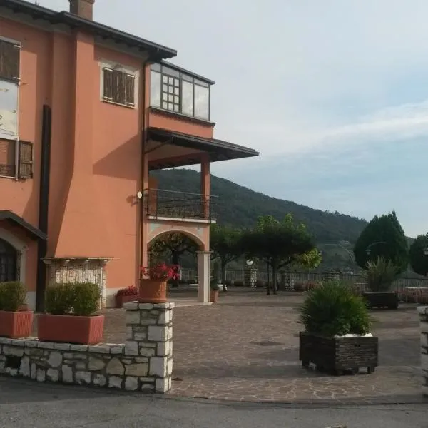 Ristorante Albergo San Michele，位于Monte Isola的酒店