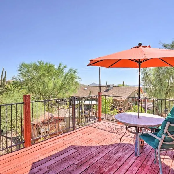 Dreamy Desert Studio with Deck and Pool Access!，位于凤凰城的酒店