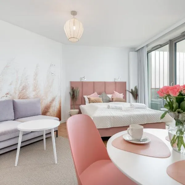 Mazowiecka Apartments Close to the Beach Access to Swimming Pool, Sauna & Jacuzzi, Parking by Noclegi Renters，位于波别罗沃的酒店