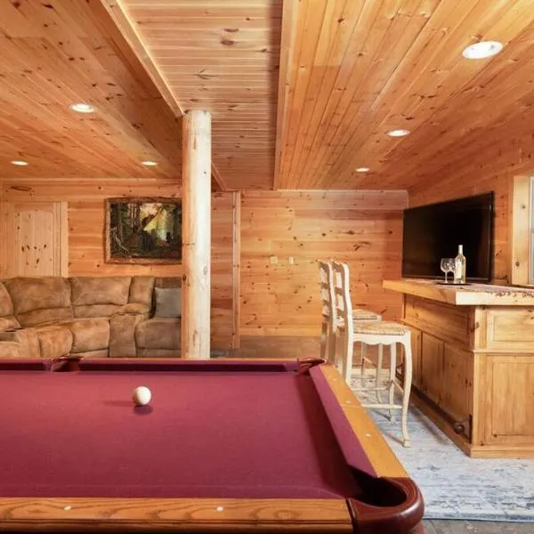 Smoke Rise Barn · Great Lake Front, Large Dock, 4bdrm, Pool Table，位于丹德里奇的酒店