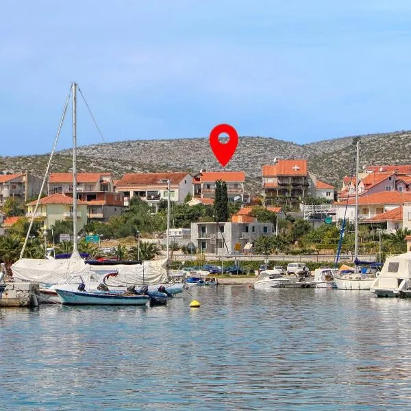 Apartments and rooms with parking space Marina, Trogir - 5953，位于Velike Kuknjare的酒店