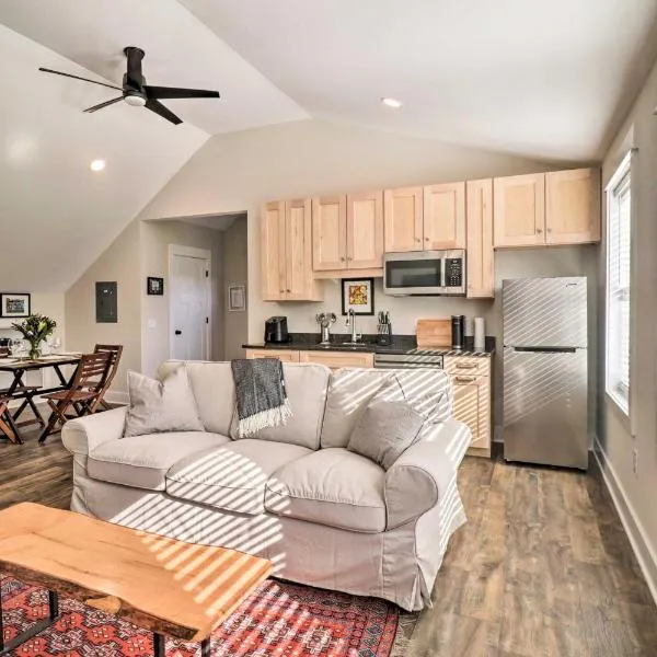 Bright Crozet Apartment with Mountain Views!，位于Crozet的酒店
