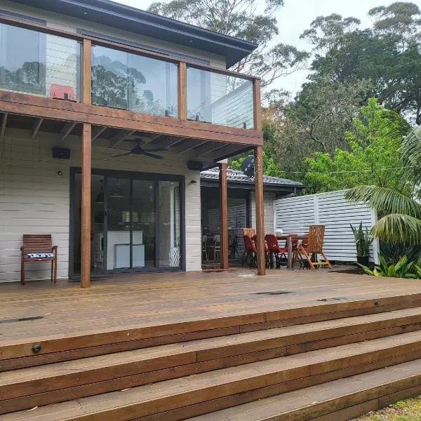 Jervis Bay Waters Edge Retreat - Access to Deep Water - Free late check out 2pm on Sundays, low season，位于Woollamia的酒店