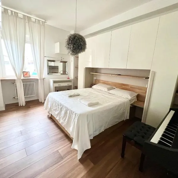 white home near Linate，位于塞格拉泰的酒店