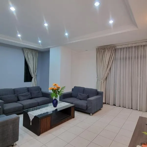 Kenyalang Emerald Riverine Resort Homestay，位于古晋的酒店