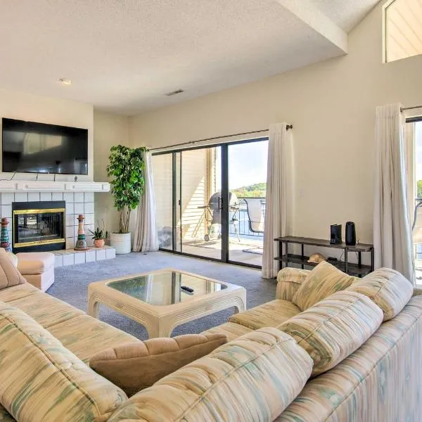 Waterfront Condo w/ Resort Perks in Lake Ozark!，位于奥沙克湖的酒店
