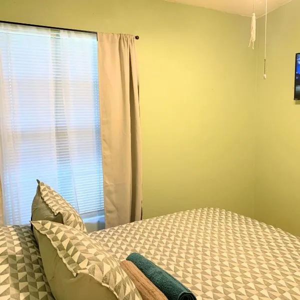 Harvest moon room with TV near Wine Country，位于赫米特的酒店