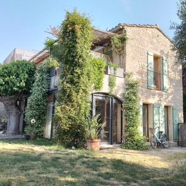 Charming stone villa with pool & garden，位于Montaren-et-Saint-Médiers的酒店