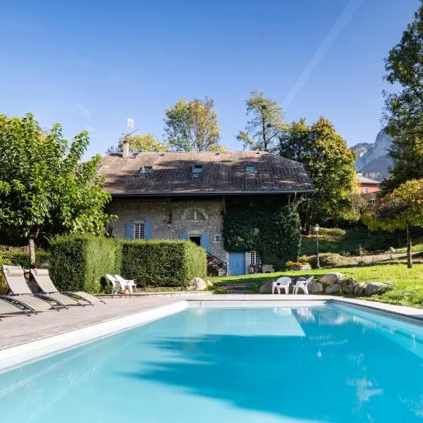 Le Moulin de Dingy - House with 6 bedrooms & swimmingpool 20 mn from Annecy，位于塔卢瓦尔的酒店