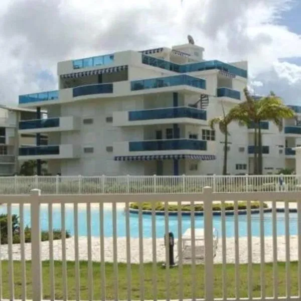 Beautiful beachside apartment w/ terrace, balcony.，位于Vieques的酒店