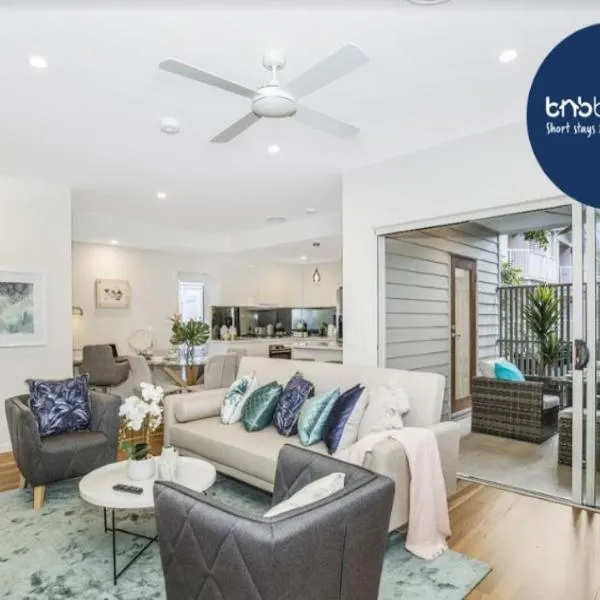 Park Avenue Townhouse Retreat Brisbane Sleeps 10，位于Brookfield的酒店