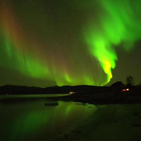 Off-the-grid cabin on the island of Senja in northern Norway，位于Nordhus的酒店