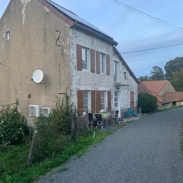 Busset Liages situé dans le Bourbonnais 1 chambres lit double et un clic clac，位于巴萨特的酒店