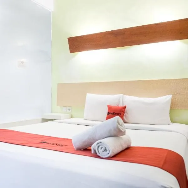 RedDoorz Plus at Sunrise Hotel Sanur，位于沙努尔的酒店