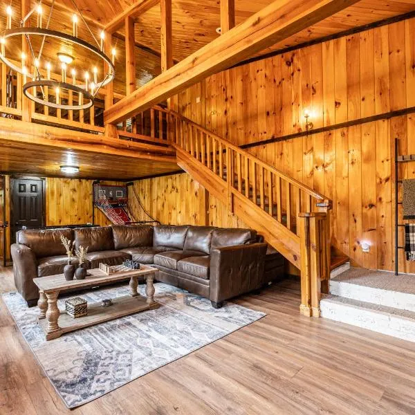 Fun cabin with hot tub, pool table & fire pit - BIG BLUE，位于布赖森城的酒店