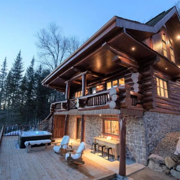 Breathtaking log house with HotTub - Winter paradise in Tremblant，位于La Conception的酒店