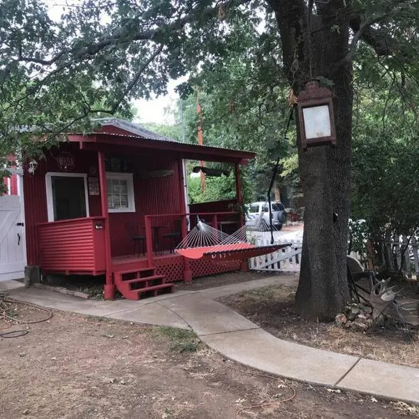 Cozy, Cheerful & Charming Cabin - Historic Julian，位于朱利安的酒店
