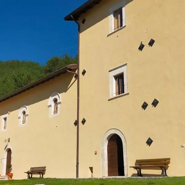 Casa Fra Ambrogio，位于Pizzoli的酒店