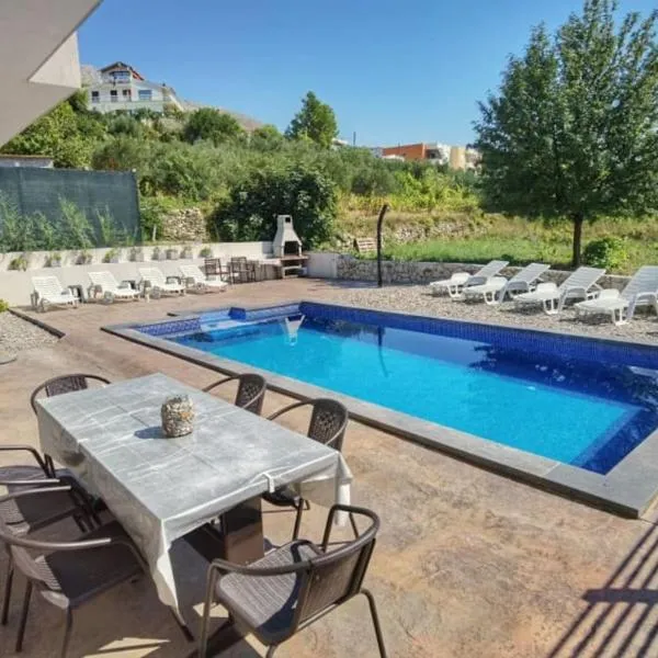 Villa La Famiglia with private heated pool，位于锡尼的酒店