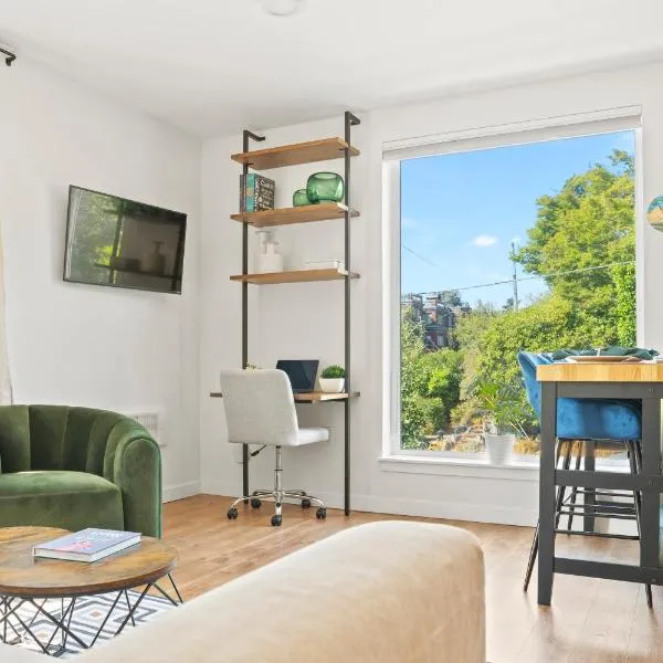 NEW Bright Capitol Hill Condo, Great Location Views，位于西雅图的酒店