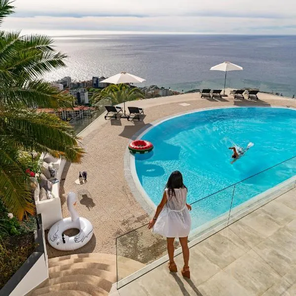 Sky Villa by An Island Apart，位于Estreito de Câmara de Lobos的酒店