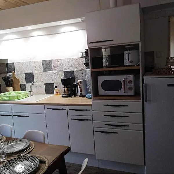 Appartement cozy dans maison privée，位于Tauves的酒店