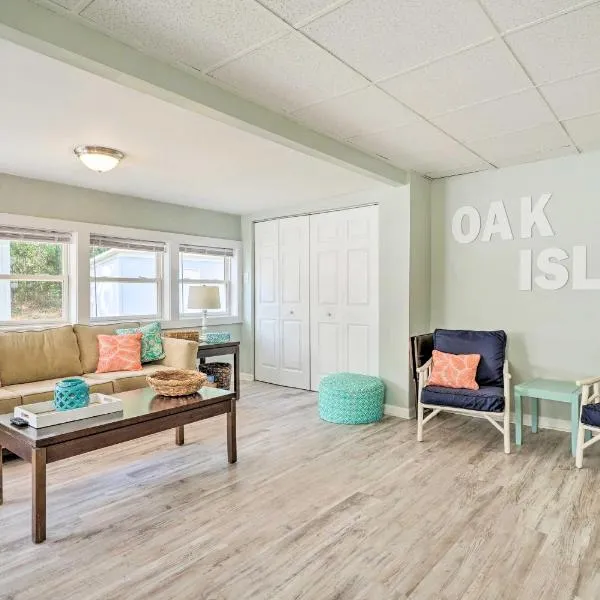 Picturesque Duplex Unit, half Mi to the Beach!，位于橡树岛的酒店