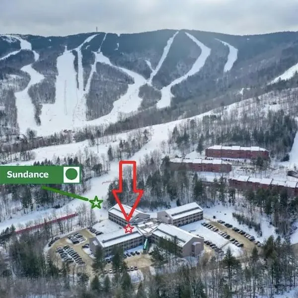 Sunday River Ski In Ski Out Mountain View Condo with Hot Tub Pool and Sauna!，位于纽里的酒店