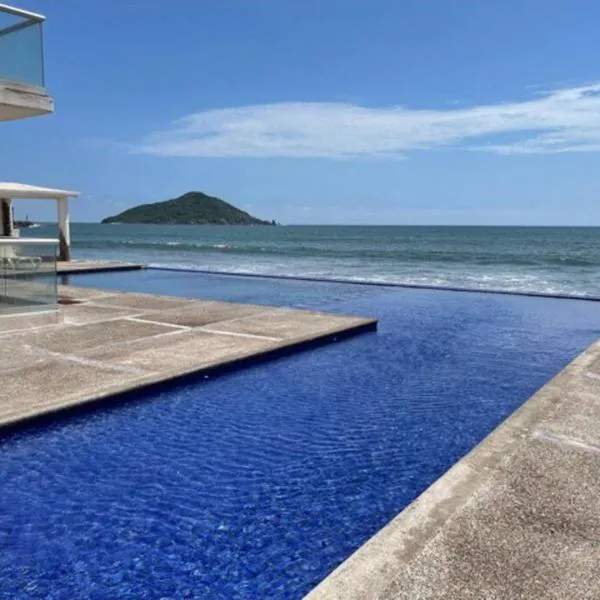 Condo playa cerritos con 2 albercas Mazatlan，位于马萨特兰的酒店