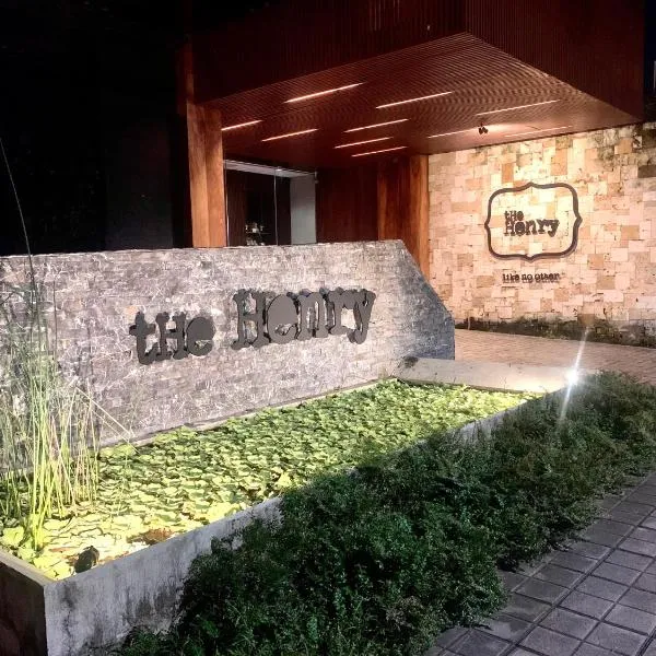 The Henry Hotel Roost Bacolod，位于Banago的酒店