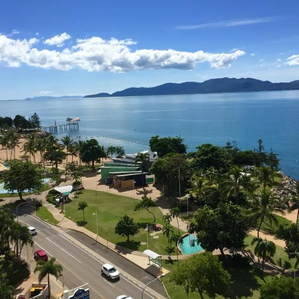 Seafront Studio The Strand，位于North Ward的酒店