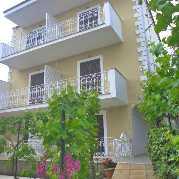 FLORA STUDIOS CORFU - Adults only，位于贝尼蔡斯的酒店