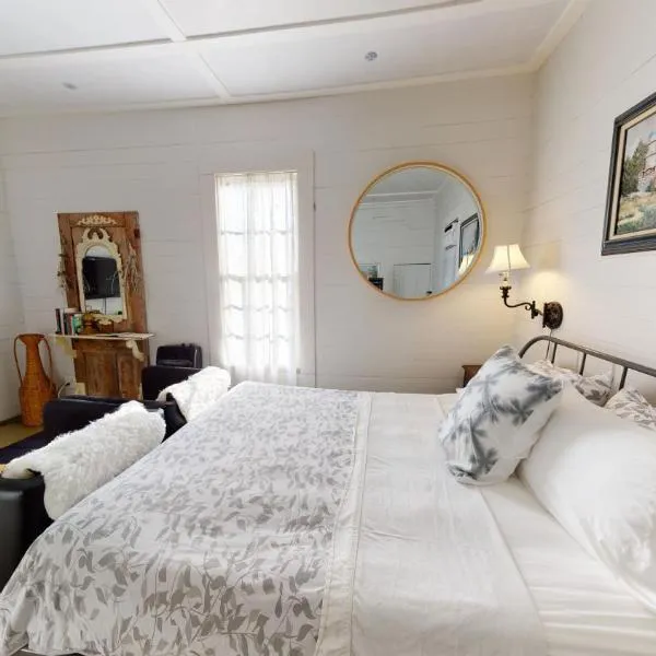 FARMHOUSE INN private apartments，位于尤福拉的酒店