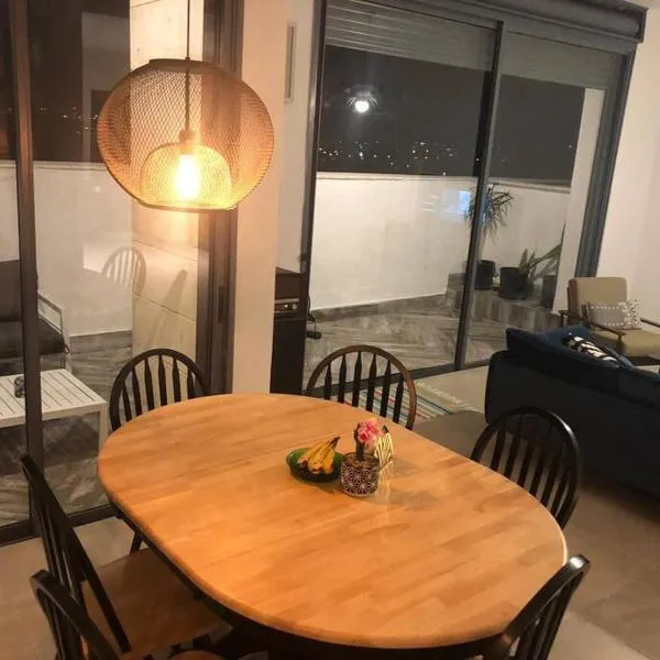 Stunning four bedroom duplex in central Raanana，位于赖阿南纳的酒店