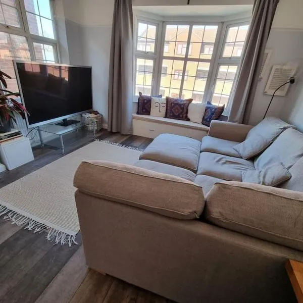 Lovely 2 bedroom flat in North West London，位于亨顿的酒店