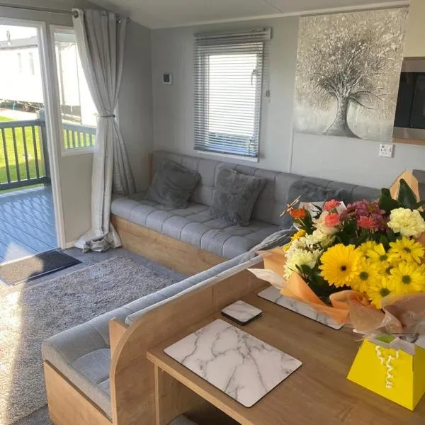 Modern 3 bedroom caravan near the beach，位于Little Clacton的酒店