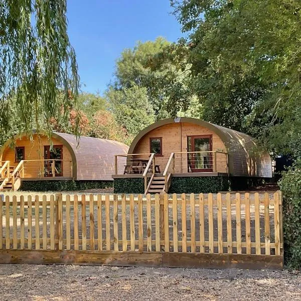 Cosy and eco-friendly cabins next to 16th century pub，位于纽马基特的酒店