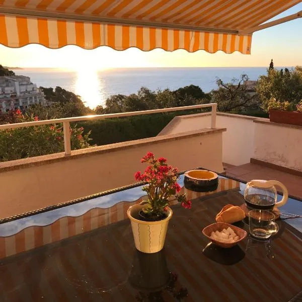 Apartamento con piscina - Tossa - Magníficas vistas al mar，位于赫罗纳的酒店