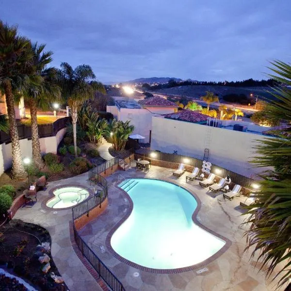 格罗弗海滩皮斯莫海滩地区假日酒店，位于格罗弗海滩的酒店